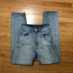 light wash mom/straight leg jeans